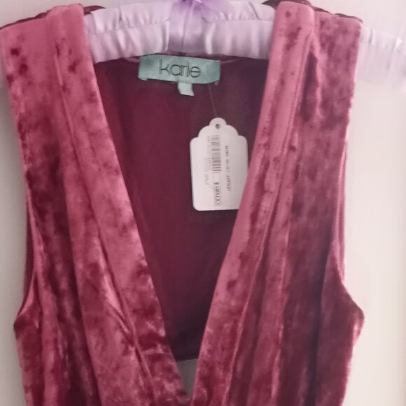 'KARLIE' Velvet Jumpsuit Size S Berry NWT - Picture 1 of 16
